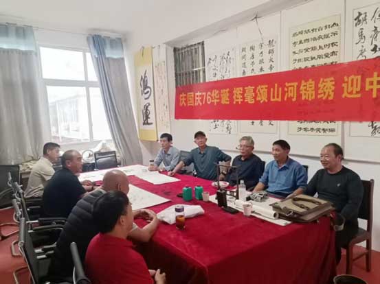 墨韵迎双节 笔会颂华章——颍上杨湖镇老年学校“庆国庆迎中秋”书画笔会热闹开笔(图1)