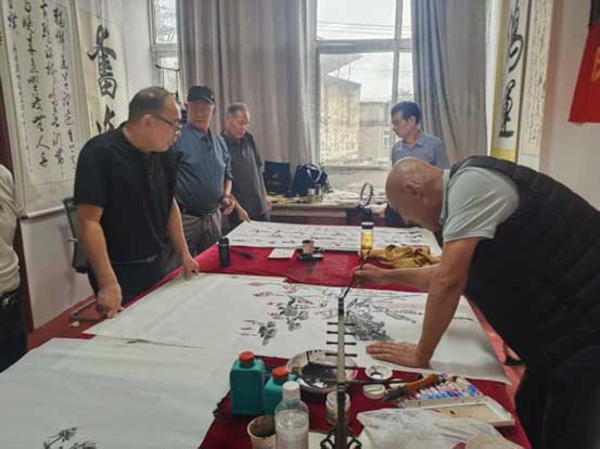 墨韵迎双节 笔会颂华章——颍上杨湖镇老年学校“庆国庆迎中秋”书画笔会热闹开笔(图2)