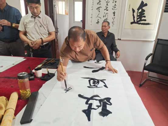 墨韵迎双节 笔会颂华章——颍上杨湖镇老年学校“庆国庆迎中秋”书画笔会热闹开笔(图3)