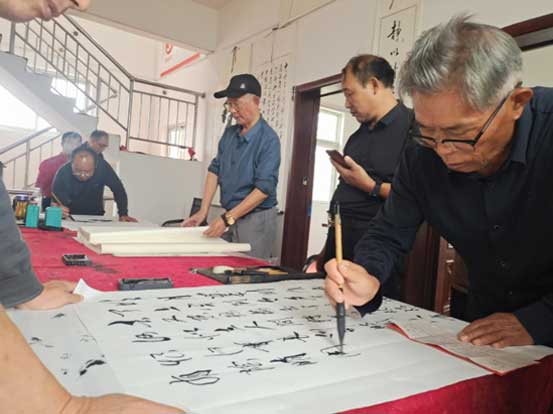 墨韵迎双节 笔会颂华章——颍上杨湖镇老年学校“庆国庆迎中秋”书画笔会热闹开笔(图6)