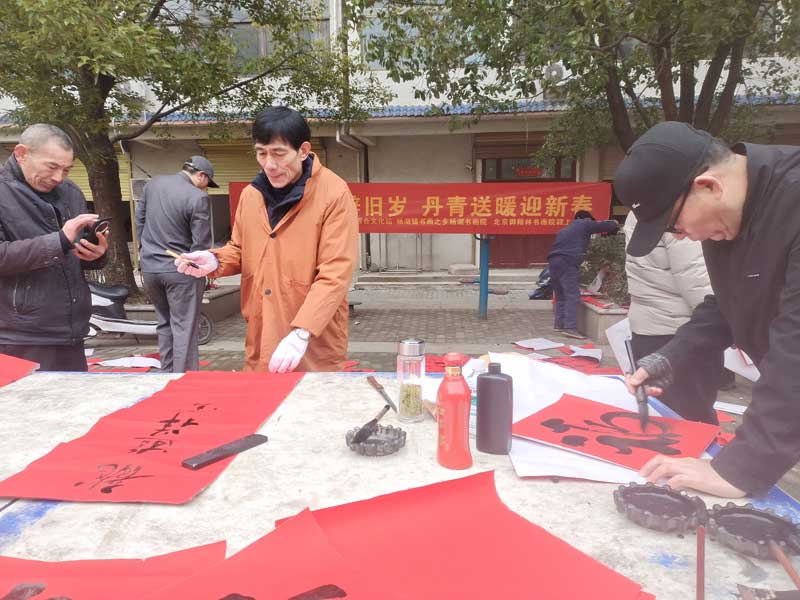 翰墨迎春启新程 文化惠民暖杨湖--颍上县杨湖镇2026年迎新春送万福送春联活动圆满举办(图2)
