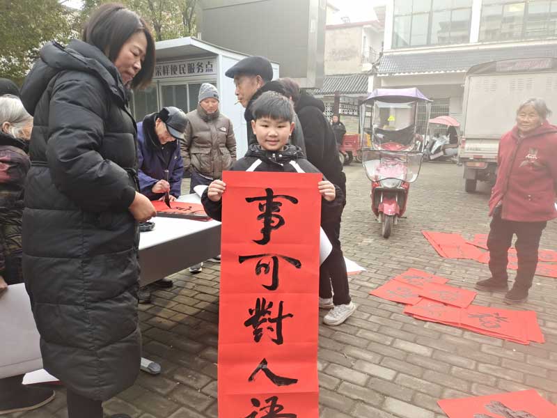 翰墨迎春启新程 文化惠民暖杨湖--颍上县杨湖镇2026年迎新春送万福送春联活动圆满举办(图5)