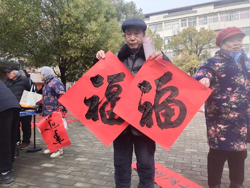 翰墨迎春启新程 文化惠民暖杨湖--颍上县杨湖镇2026年迎新春送万福送春联活动圆满举办(图6)